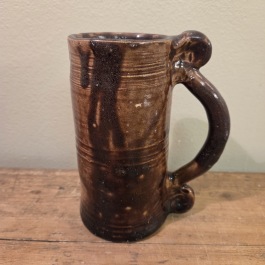 Brunt stop Bror Cederholm. Höjd 17 cm. Liten tillverkningsskada på ett ställe längs bottenkanten, annars bra skick. Signerad i botten. 75 SEK