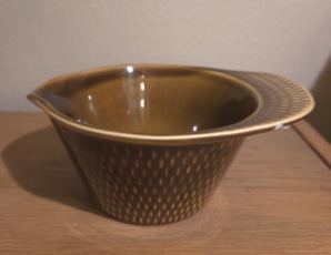 Såsskål Stavangerflint "Brunette". Höjd 6 cm, längd 15,5 cm totalt. Liten nagg på kanten, annars fint skick. 60 SEK