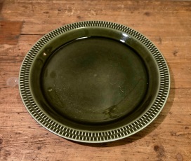 Tallrik Stavangerflint "Grönette". Diam. 24 cm. Bruksskick. 45 SEK