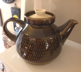 Tekanna Stavangerflint "Brunette". Kåre B Fjeldsaa. Höjd inkl. lock ca 14 cm. Fint skick. 225 SEK