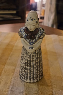 Figurin från Bornholm Keramik, Michael Andersen - Kvinna med huckle. Höjd 13 cm. 90 SEK