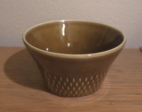 Sockerskål Stavangerflint "Brunette". Höjd ca 5,5 cm, diam. 10 cm. Fint skick. 50 SEK