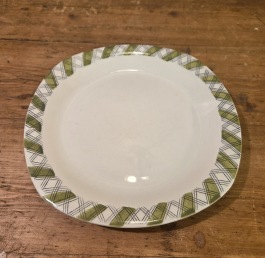 Assiett Gefle grön "Ruter" (3). Diam. 21 cm. Små besticksrepor men inga nagg eller sprickor. 40 SEK/st