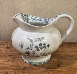 Kanna Gefle "Kerstin". Höjd 14,5 cm (vid hänkel). Lite krackelerad men annars fint skick. 95 SEK