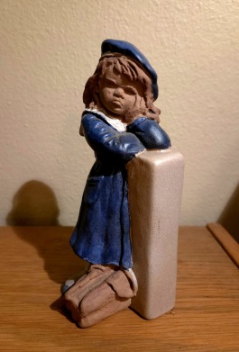 Figurin JIE - Flicka vid grindstolpe. Höjd 16 cm. Design Ewa Marenskog. Fint skick. 65 SEK