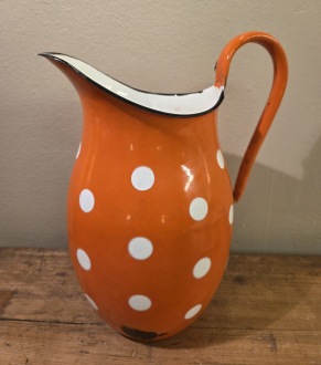 Orange emaljerad kanna med vita prickar. Höjd ca 27,5 cm.  Lite emaljskador. Omärkt, troligen utländsk. 80 SEK