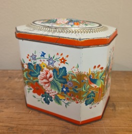 Åttakantig burk med blommotiv. Höjd ca 13 cm. Lite skav på locket, annars gott skick. 65 SEK