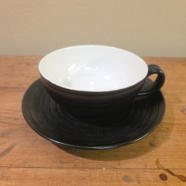 Svartvit tekopp med fat BO Fajans (5). Diam. fat  ca16 cm, diam. kopp 11 cm. Höjd kopp 5 cm. Fint skick. 70 SEK/st