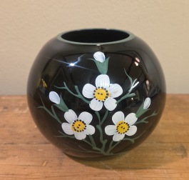 Svart glasvas med vita blommor. Höjd 10,5 cm. Fint skick. 50 SEK