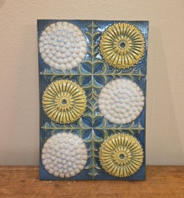 Stengodstavla EGO Stengods med gula och vita blommor. Höjd 30 cm, bredd ca 20 cm. Fint skick. 85 SEK