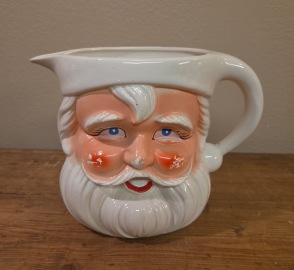 Större tomtekanna. Höjd 14,5 cm. Lite färgskav här och där men annars gott skick. 70 SEK