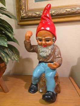 Större sittande tomte. Okänd ålder. Höjd 34 cm. Gott skick. 350 SEK