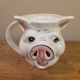 Söt kanna med grisansikte. Höjd ca 11 cm. Import. Gott skick. 50 SEK