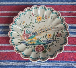 Dekorativt skålfat med fågelmotiv. Diam. 17 cm, djup ca 3,5 cm. Fint skick. Portugal. 45 SEK