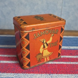 Liten burk  "Samovar Thé".  Höjd 7,5 cm, bredd 8 cm. Det står "Äkta ryskt karavanthe" på sidan och "Lundgrens théer, alltid bäst" (i botten). Gott skick. 40 SEK