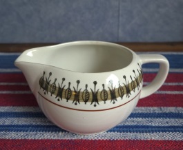 Gräddkanna Gefle "Safari". Höjd ca 7 cm. Längd inkl.  hänkel 14,5 cm. Fint skick. 65 SEK