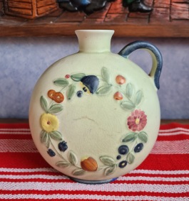 Blommig hänkelvas Rörstrand "Primavera". Höjd 16 cm, bredd ca 14 cm. Lite krackelering samt ett märke på framsidan (ej spricka), annars gott skick. Märkt Lönegren (handmålat) i botten. 85 SEK