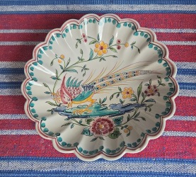 Dekorativt skålfat med fågelmotiv. Diam. 17 cm, djup ca 3,5 cm. Fint skick. Portugal. 45 SEK