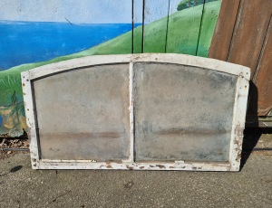 Gammalt fönster (2). Bredd 105,5 cm. Höjd 57,5 cm. Renoveringsobjekt. 350 SEK