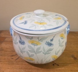 Somrik karott med lock TÖRNGRENS, Falkenberg. Höjd inkl. lock ca 17 cm. Diam. ca 20 cm. Ett par nagg vid bottenringen samt en på insida kant av locket, annars fint skick.  140 SEK