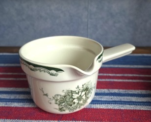 Såskanna Rörstrand "Gröna Anna". Längd inkl. handtag 18 cm, höjd 8,5 cm, diam. ca 11,5 cm. Lite krackelering på några ställen, annars fint skick. 100 SEK