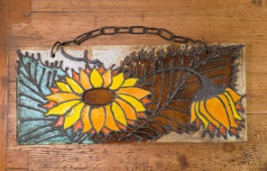 Tung stengodstavla med blommotiv. Längd 51 cm, höjd 22 cm. Fint skick. Osignerad. 275 SEK