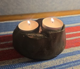 Ljusstake för två värmeljus från Skeppshult. Passar även för två vanliga ljus. Bredd 12 cm, höjd 5 cm. Fint skick. 75 SEK