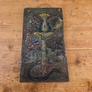 Keramiktavla med svampmotiv. Signerad A.M.Z 1970. Höjd 32,5 cm, bredd ca 8 cm. Fint skick.  80 SEK