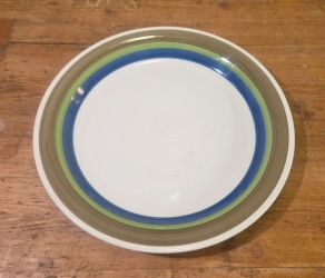 Tallrik Rörstrand "Mona". Diam. 24 cm. Fint skick. 45 SEK