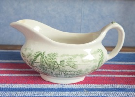 Grönvit engelsk såskanna, "Old Innes Series". Längd  inkl. hänkel 19 cm. Handgraverad. Liten nagg vid pipen och lätt krackelering, annars gott skick. 65 SEK