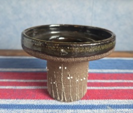 Ljusstake med mönstrad fot. Höjd 9 cm, diam. 11,5 cm (ytterdiam.). Fint skick. 65 SEK