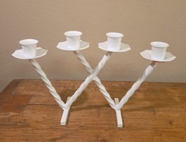 Vitlackerad adventsstake i smide. Bredd 28 cm, höjd ca 16,5 cm. Fint skick. 60 SEK