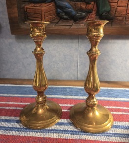 Ett par ljusstakar i mässing (malm?). Omärkta men med lite tyngd. Höjd 18 cm, diam. fot ca 8,5 cm. Fint skick. 180 SEK/paret