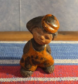 Liten figurin med orange byxor o hatt Tilgmans. Märkta Tilgmans, Sweden under foten. Höjd ca 8 cm. Fint skick. 45 SEK