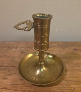 Nattljusstake mässing (malm?). Omärkt. Höjd 10,5 cm, diam. fot ca 9 cm. Liten fläck på foten, annars gott skick. 75 SEK