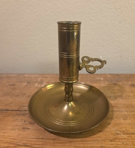 Nattljusstake malm. Höjd ca 11 cm, diam. fot ca 10 cm. Gott skick. Märkt Svenskt Hantverk 1978 under botten. 75 SEK