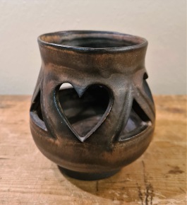 Brun ljuslykta Irma Yourstone. Höjd ca 10, diam. upptill 7,5 cm. Fint skick. 45 SEK