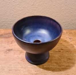 Låg ljusstake för smalt ljus Irma Yourstone . Höjd 6,5 cm. Diam. drygt 8 cm. Fint skick. 40 SEK