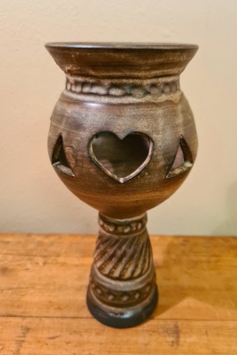 Hög brun ljusstake Irma Yourstone. Höjd ca 20 cm. Fint skick. 75 SEK