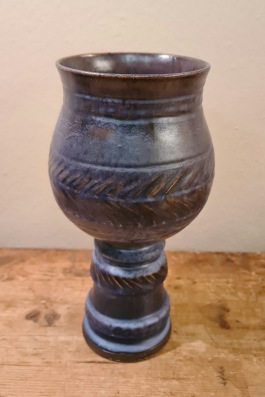 Hög blå ljusstake/vas Irma Yourstone. Höjd 20 cm. Fint skick. 75 SEK