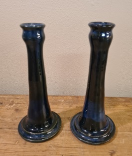 Ett par ljusstakar Thomas Bergh. Höjd ca 18,5 cm. Blåmelerade. Fint skick. 80 SEK