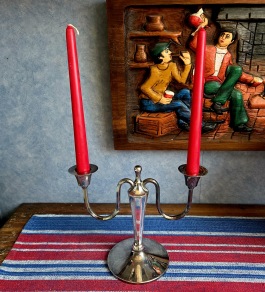 Tvåarmad ljusstake (ingen stämpel). Höjd 18,5 cm, bredd 23,5 cm. Gott skick. 80 SEK