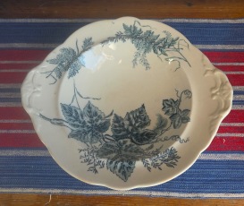 Större skålfat Rörstrand "Vineta". Diam. inkl. "handtag" är 30,5 cm. Höjd ca 8 cm. På fot. Lite krackelering men inga sprickor. Endast en liten mininagg på undersidan av kanten. 150 SEK