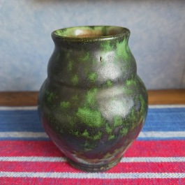 Mindre vas med mycket vacker grön glasyr. Höjd ca 12,5 cm. Fint skick. Osignerad men påminner lite om en äldre Nittsjö. 80 SEK