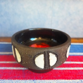 Liten mönstrad skål på fot. Signerad E.F i botten (Evert Farsnäs?). Diam. 11 cm, höjd 6,5 cm. Fint skick. 50 SEK