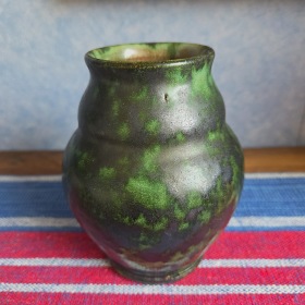 Mindre vas med mycket vacker grön glasyr. Höjd ca 12,5 cm. Fint skick. Osignerad men påminner lite om en äldre Nittsjö. 80 SEK