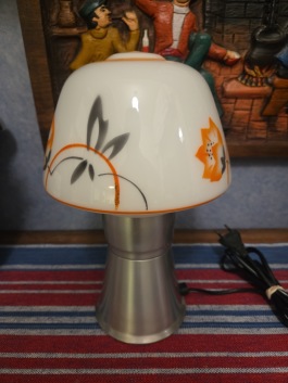 Bordslampa med metallfot samt skärm i decostil. Höjd inkl. kupa ca 30 cm. Två olika stilar som möts! Fint skick. 225 SEK