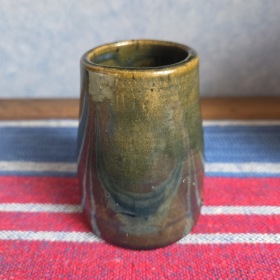 Liten blågrönglaserad vas Harald Cederholm, Varberg. Höjd ca 8 cm, diam. upptill 4 cm. Signerad H.C Vbg 1964 i botten. Fint skick. 45 SEK