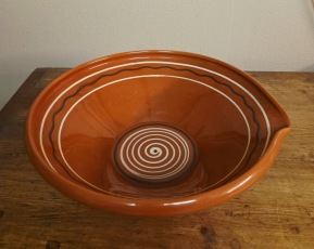 Brunt mönstrat spilkum Törngrens, Falkenberg. Diam.  28 cm, djup 9,5 cm. Fint skick.  80 SEK