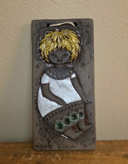 Keramiktavla Ninnie Keramik - Sittande flicka med gult hår. Höjd 22 cm, bredd 10,5 cm. Fint skick.  65 SEK